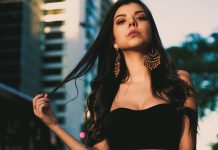 7 sfaturi de moda pentru fetele cu bustul mic