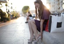 Deformarile picioarelor la femei sunt asociate cu purtarea pantofilor cu toc inalt