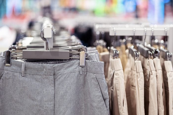 pantaloni sau pantaloni pe raft in magazinul cu amanuntul