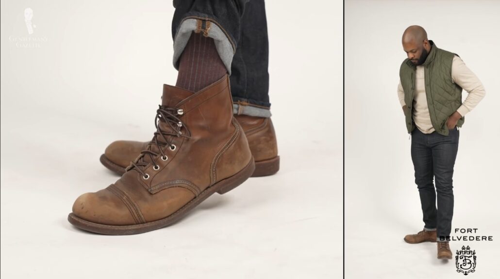 Kyle poarta un polo cu maneca lunga, de culoare naturala, cu denim inchis la culoare.