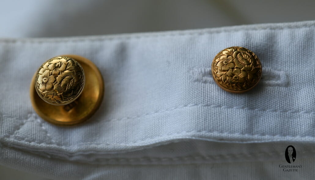 Santioane de camasa cu guler din aur de 14k decorate vintage pentru a va atasa gulerul de camasa.  Cel din fata trebuie sa aiba distanta dubla, deoarece trebuie sa treaca prin 4 straturi fata de doar 2 in spate