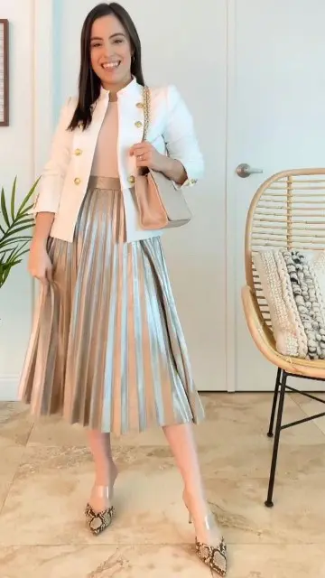 Cu top bej, geanta din piele bej si pantofi cu toc cu imprimeu sarpe