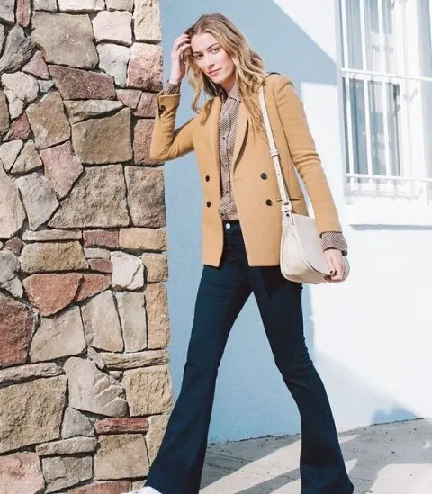 Cu camasa imprimata cu nasturi, geanta din piele alba si pantofi plat cu sireturi albi