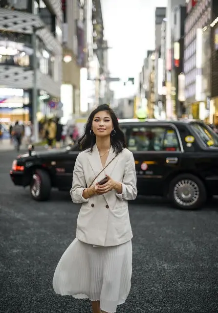 Cu cercei rotunjiti argintii si geanta crossbody