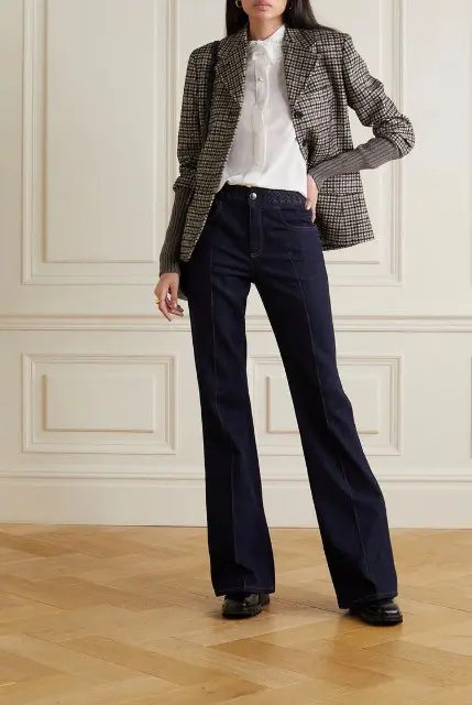 Cu bluza alba cu nasturi si cizme negre din piele