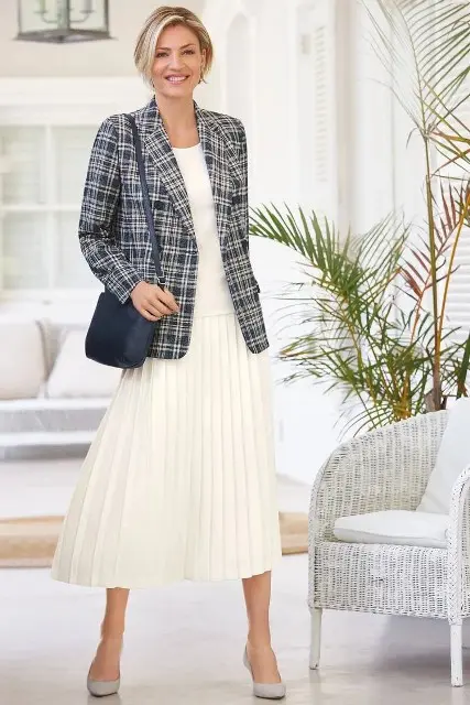 Cu tricou alb, geanta mini din piele albastra si pantofi gri deschis