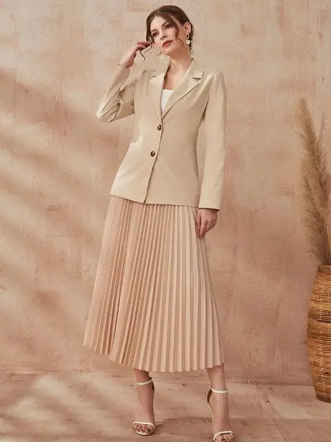 Cu top alb, cercei si tocuri inalte cu bretele albe la glezna